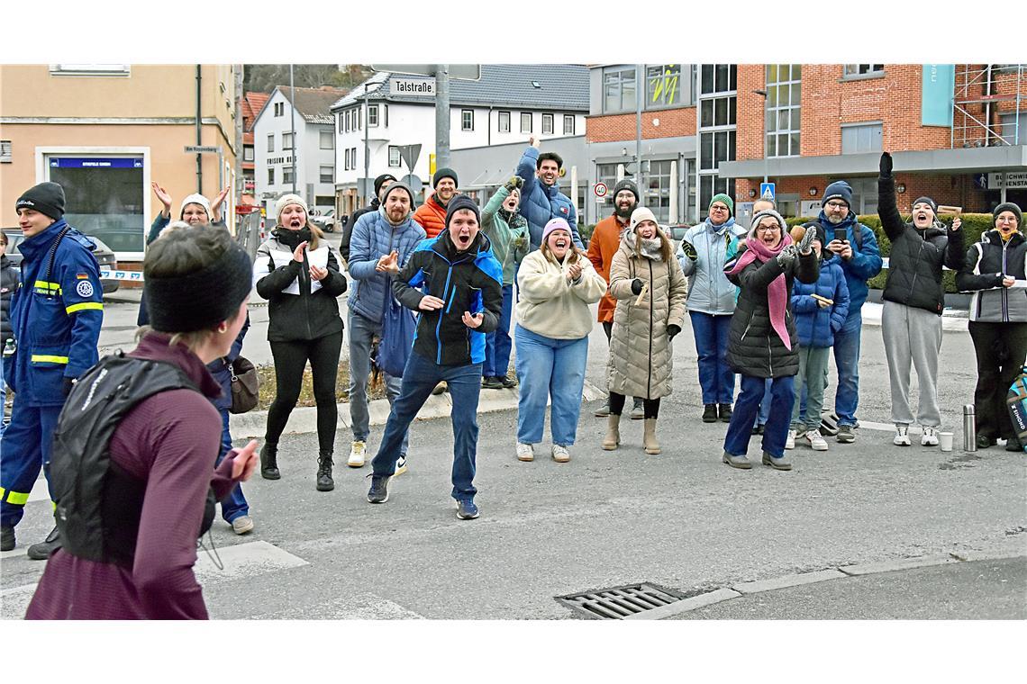 In der Talstraße wird eine Läuferin von ihrem Fanclub besonderes lautstark angef...