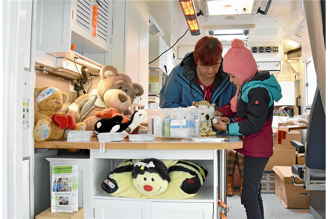 Unterweissaccher Fleckaschau lockt zahlreiche Besucher an In der Teddybärenklinik behandelt Sabine Lenz die kleinen Wehwehchen dieser Eule.