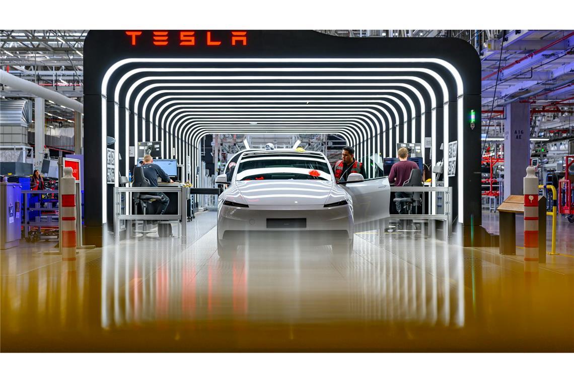 In der Tesla-Autofabrik Berlin-Brandenburg werden Fahrzeuge vom Typ Model Y bei der Endkontrolle geprüft. Tesla will die Anzahl der Mitarbeiter im Werk erhöhen.