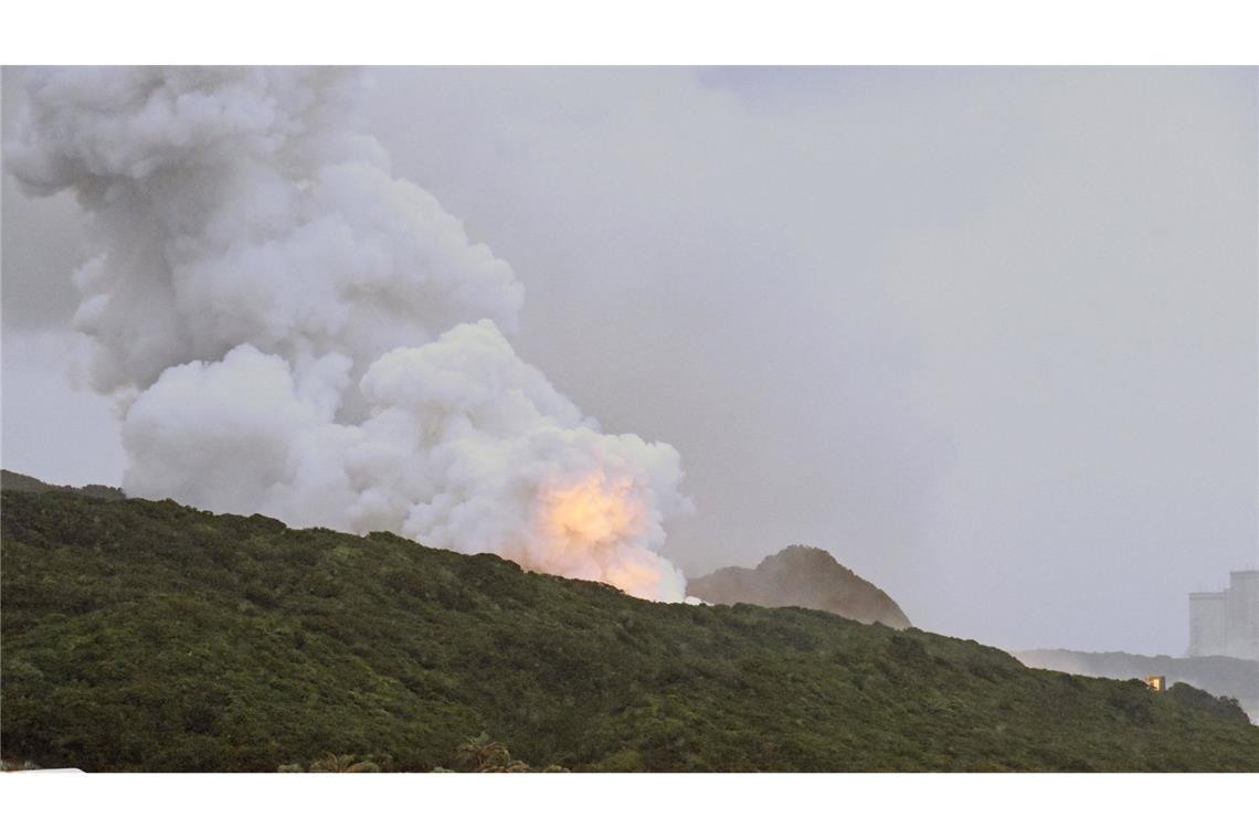 Auf Raketentest-Station bricht riesiges Feuer aus In der Testanlage für das Epsilon-Kleinraketentriebwerk der Japan Aerospace Exploration Agency im Tanegashima Space Center in Minamitane ist ein Feuer ausgebrochen.