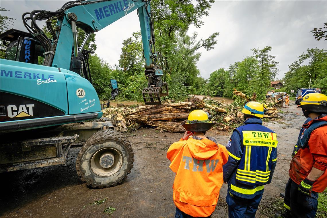 Das Murrtal kommt in Sachen Hochwasser glimpflich davon In der Theodor-Körner-Straße in Backnang haben die Einsatzkräfte Bäume am Murrufer gesichert. Foto: Alexander Becher