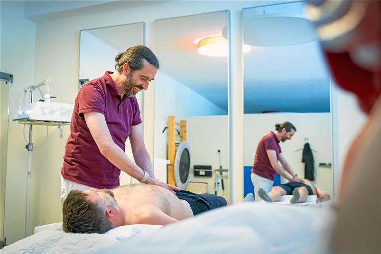In der Therapie bei Michael Gries merke man kaum etwas von dessen Sehbehinderung, sagt Friedrich Lachenmaier. Foto: Alexander Becher