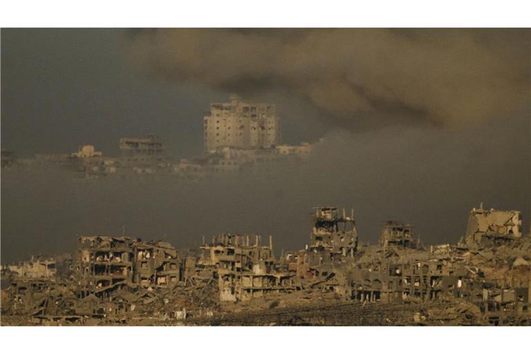 In der Trümmerwüste der Stadt Gaza sollen sich geschätzt noch etwa 500.000 Zivilisten aufhalten. Sie sind den israelischen Angriffen auf Reste der Terrororganisation Hamas weitgehend schutzlos ausgeliefert. Israel fordert sie fast täglich zur Flucht auf, aber viele wollen oder können das nicht mehr.