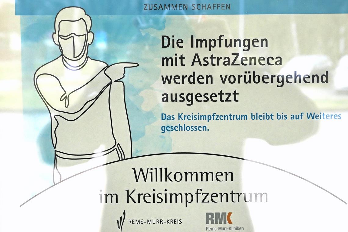 1600 Impfwillige erhalten eine Absage In der Tür des Kreisimpfzentrums weist ein Aushang darauf hin, die Impfungen mit Astrazeneca sind ausgesetzt.Foto: B. Büttner