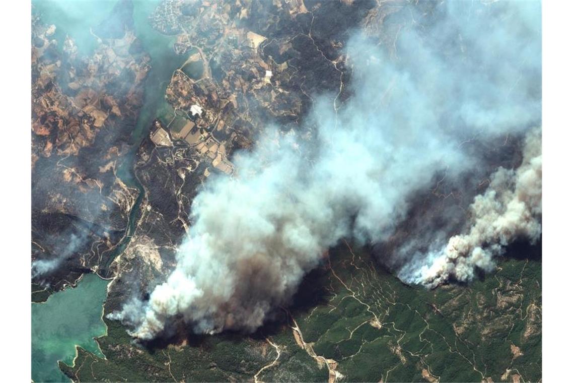 Südeuropa leidet unter Waldbränden und Gluthitze In der Türkei gehen die Einsätze gegen die zahlreichen Waldbrände an der Mittelmeerküste und anderen Orten weiter. Foto: Satellite Image ©2021 Maxar Tec/Maxar Image/AP/dpa