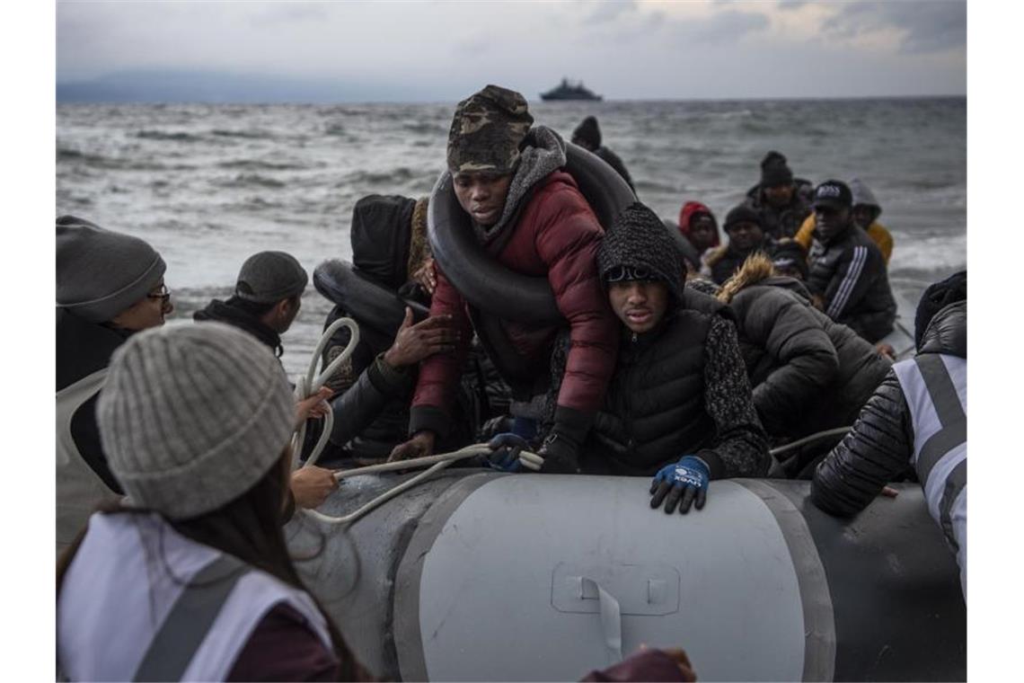 In der Türkei gestartete Migranten aus Afrika kommen am Freitag an einem Strand der griechischen Insel Lesbos an. Foto: Angelos Tzortzinis/DPA/dpa