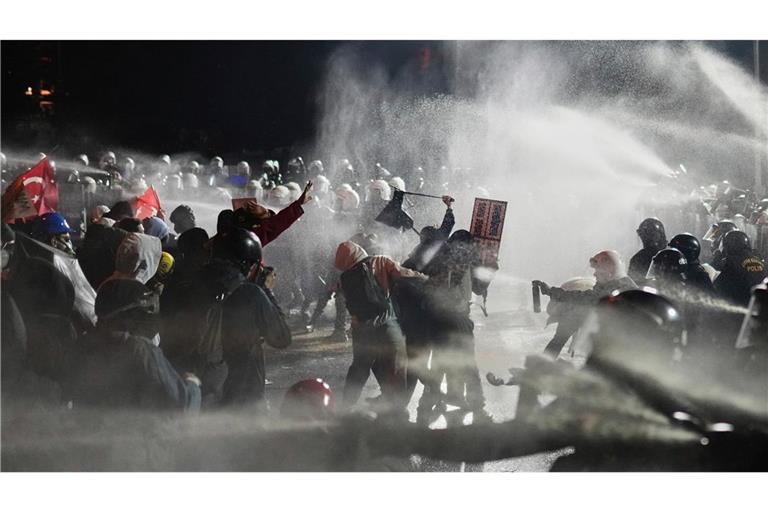 In der Türkei gibt es aktuell Massenproteste gegen die Regierung unter Recep Tayyip Erdogan.
