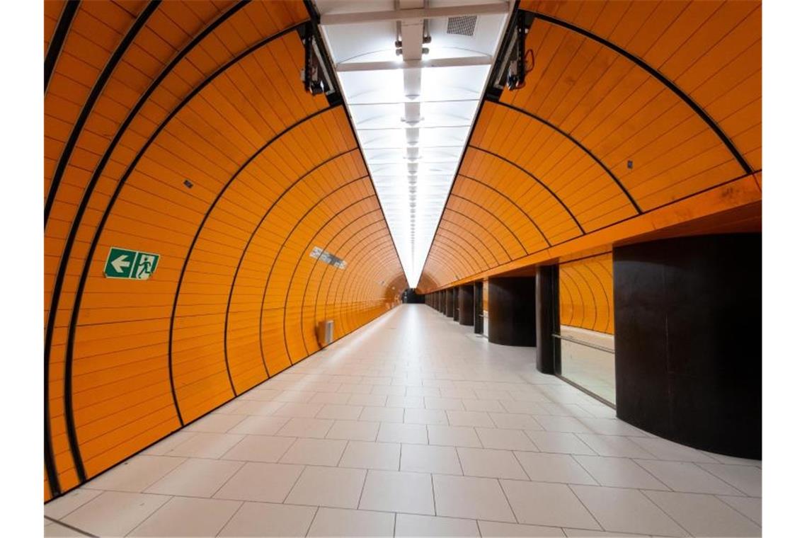 In der U-Bahn-Station Marienplatz in München ist niemand unterwegs. In ganz Deutschland hat der harte Lockdown begonnen. Foto: Sven Hoppe/dpa