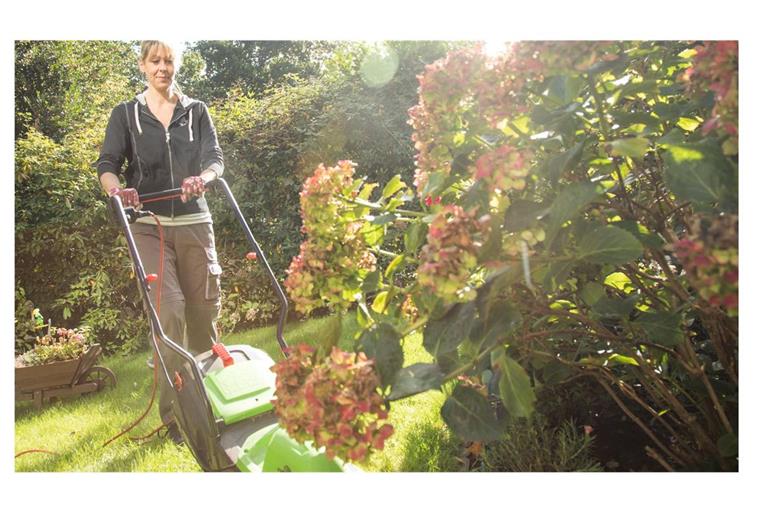 In der Übergangszeit bis zum Winter lohnt es sich, die Fläche wieder in Schuss zu bringen. So ist der grüne Teppich im Garten für die kalten Tage gestärkt und kommt im Frühling schnell wieder zu Kräften.