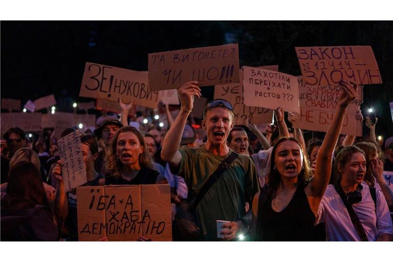 In der Ukraine führte ein neues Gesetz, das die Unabhängigkeit von Antikorruptionsbehörden beschränkt, zu landesweiten Protesten.