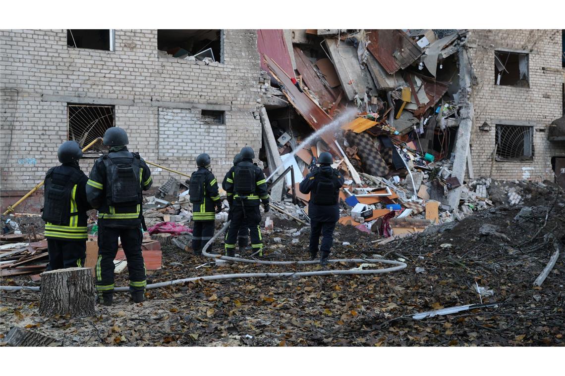 700 Drohnen und Raketen - schwerer russischer Luftangriff In der ukrainischen Großstadt Saporischschja schlug eine Rakete in ein Wohnheim ein.