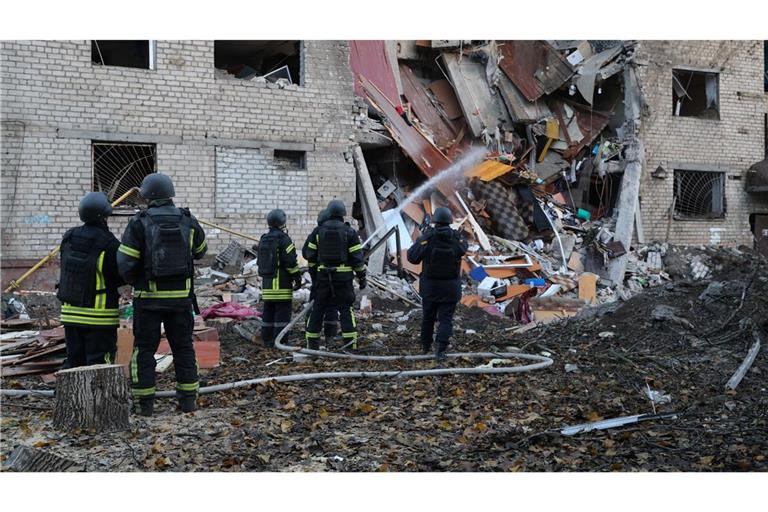 In der ukrainischen Großstadt Saporischschja schlug eine Rakete in ein Wohnheim ein.