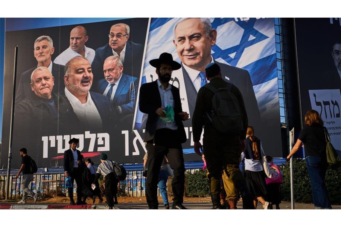 In der ultraorthodox geprägten Stadt Bnei Brak wirbt Benjamin Netanjahus Likud-Partei großflächig um Unterstützung bei den anstehenden Wahlen zur Knesset.