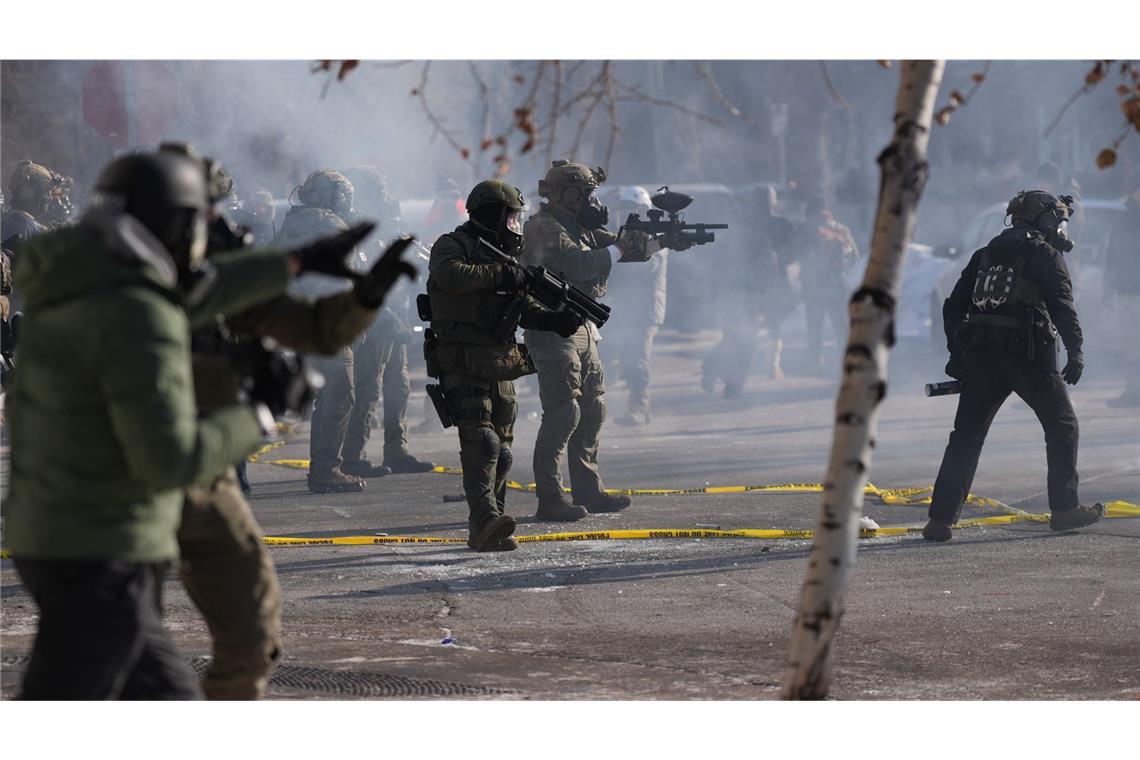 In der US-Stadt Minneapolis ist laut Heimatschutzministerium nach Schüssen durch einen Bundesbeamten eine Person gestorben.