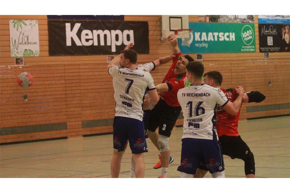 In der vergangenen Saison traf das Team Esslingen um  Marc Adelt (Nummer 3) noch in der Verbandsliga auf den TV Reichenbach. Jetzt tritt das Team in der Landesliga an.  