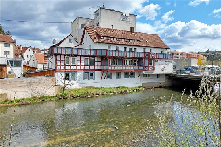 In der Vergangenheit strömte das Hochwasser durch die tief liegenden Fenster in das Haus Sulzbacher Straße 3. So seltsam es auch klingen mag: Dadurch wurde das Gebäude an sich stabilisiert. Jetzt nur dichte Fenster einzubauen ist zu kurz gedacht. Foto: privat