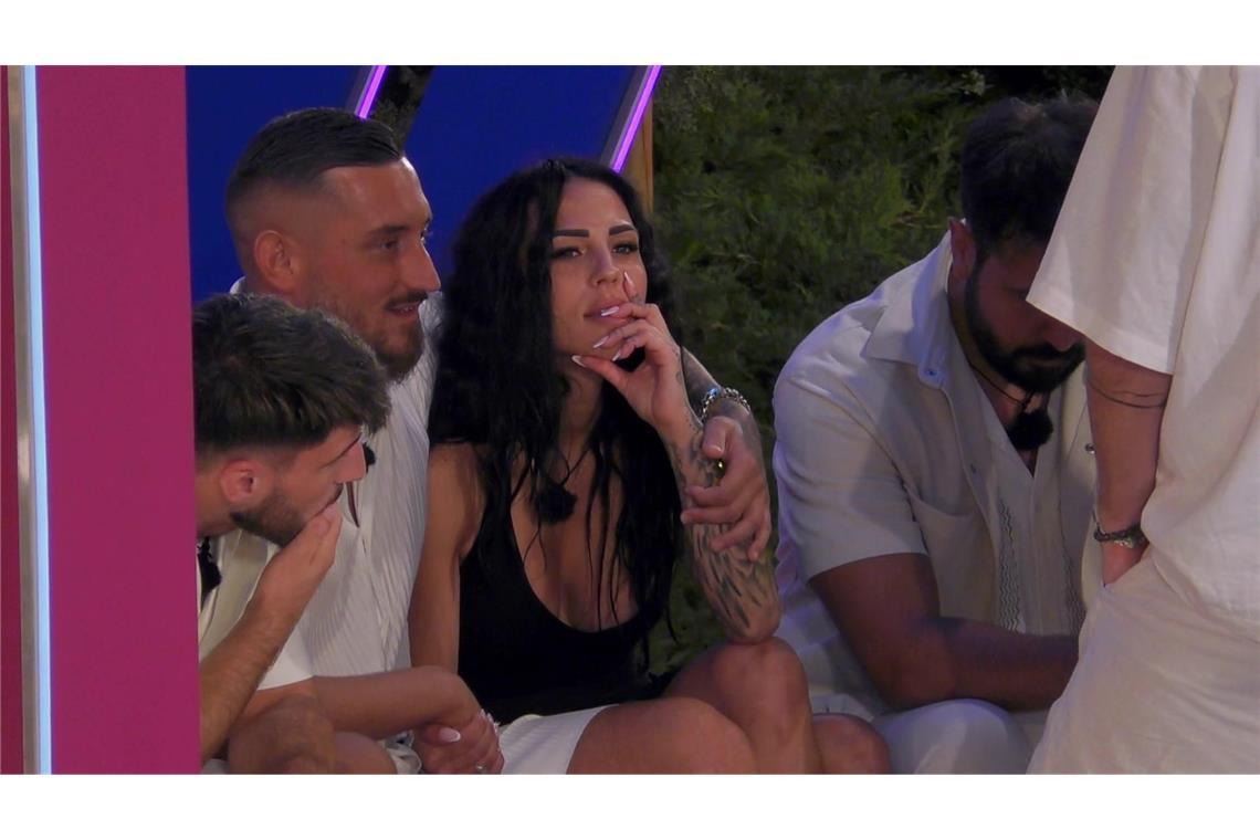 In der vierten Folge lernt Elena Miras die Männer Stück für Stück besser kennen.