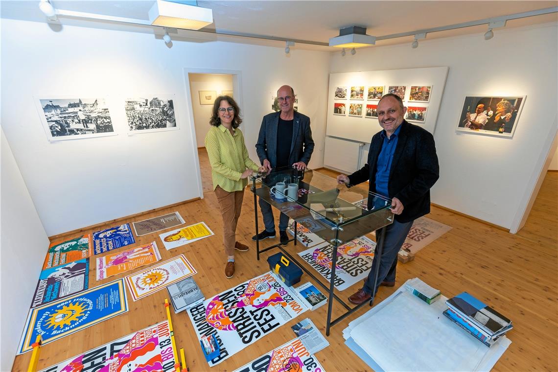 In der Vitrine liegen Hammer und Zapfhahn für den Fassanstich bereit, die Plakate werden noch aufgehängt. Brigitte Jacob, Uli Olpp und Martin Schick (von links) haben im Helferhaus Straßenfest-Schätze aus fünf Jahrzehnten zusammengetragen. Fotos: Alexander Becher