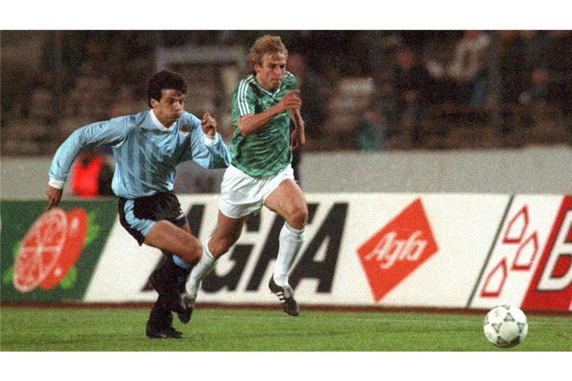 Das DFB-Team in Stuttgart – zehn Highlights der Fußball-Geschichte In der Vorbereitung auf die Weltmeisterschaft 1990 in Italien tritt die deutsche Mannschaft im April desselben Jahres gegen den zweifachen Weltmeister Uruguay an. Die erste Halbzeit endet torlos, doch in der zweiten Halbzeit entwickelt sich ein wahres Torfeuerwerk. Nach Abpfiff steht auf der Anzeigetafel ein 3:3 – inklusive einer einer deutschen Torschützenliste, die sich sehen lassen kann: Rudi Völler, Lothar Matthäus und Jürgen Klinsmann (rechts).