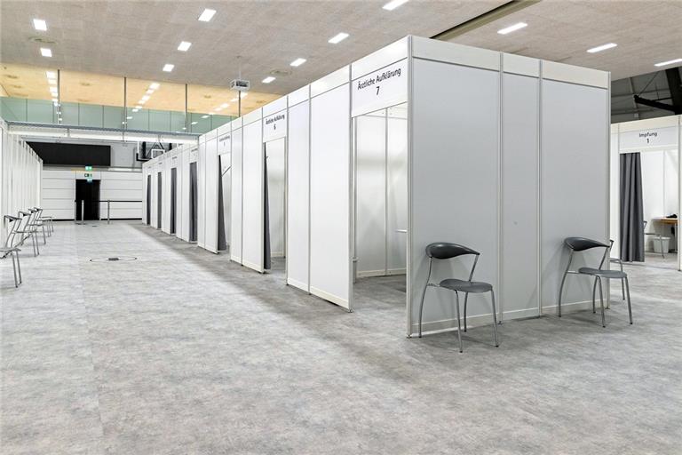 In der Waiblinger Rundsporthalle ist bereits alles vorbereitet: Jetzt fehlt nur noch der Impfstoff.Fotos: J. Fiedler