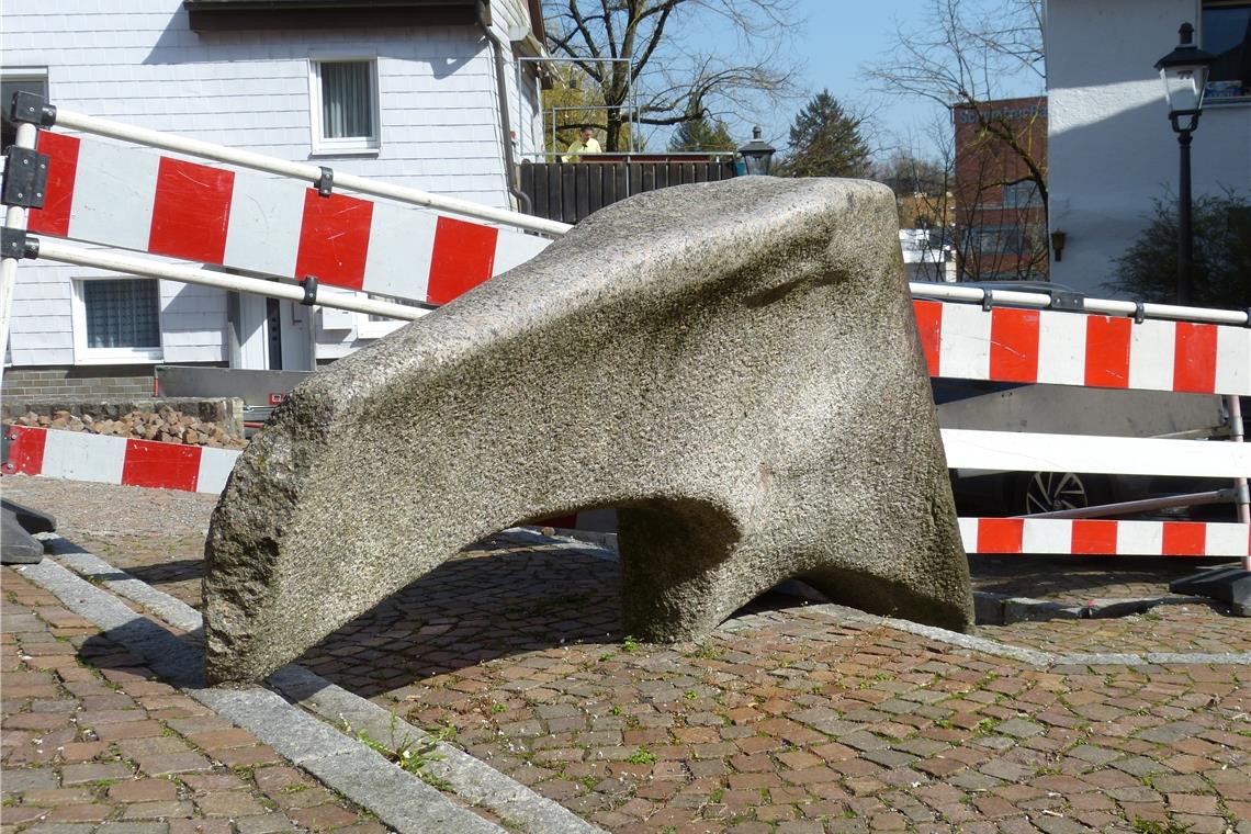 Spaziergang zur Kunst im öffentlichen Raum In der Wassergasse trifft man auf dieses Tier, für das schon immer Ausgangs-, aber keine Kontaktsperre gilt: „Figuration in Spannung“ von Josef Nadj.