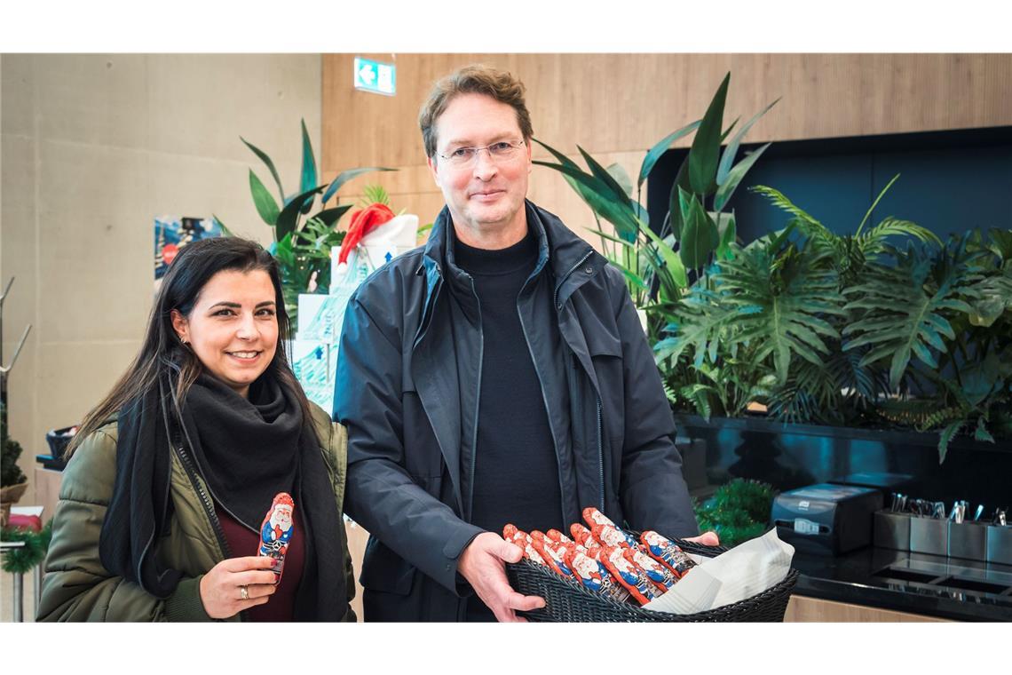 Ola Källenius muss mit anpacken In der Weihnachtszeit macht Källenius die Nikolaus-Verteilung zur Chefsache.