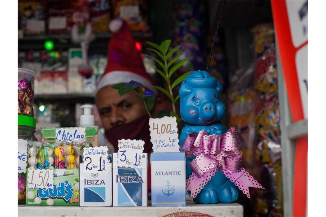 In der Weihnachtszeit stellen Ladenbetreiber in Venezuela Sparbüchsen in Form von Schweinen in ihren Geschäften und Buden auf. Foto: Boris Vergara/dpa