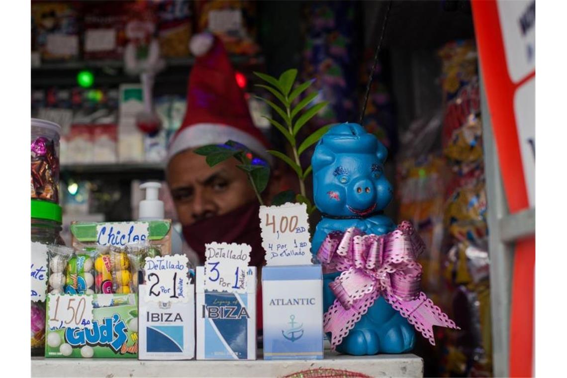 Bunte „Weihnachtsschweinchen“ für Trinkgeld in Venezuela In der Weihnachtszeit stellen Ladenbetreiber in Venezuela Sparbüchsen in Form von Schweinen in ihren Geschäften und Buden auf. Foto: Boris Vergara/dpa