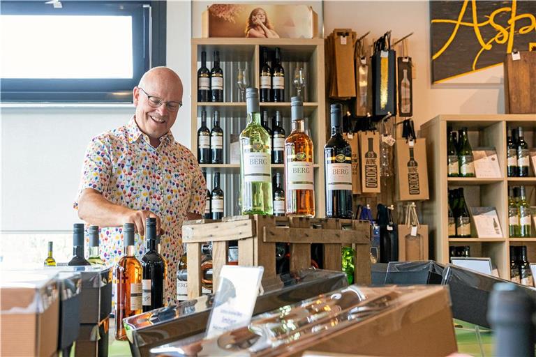 In der Weinhandlung der WG Aspach können Fans bei Joachim Schöffler und seinen Kollegen einen Berg-Wein kaufen. Foto: Alexander Becher