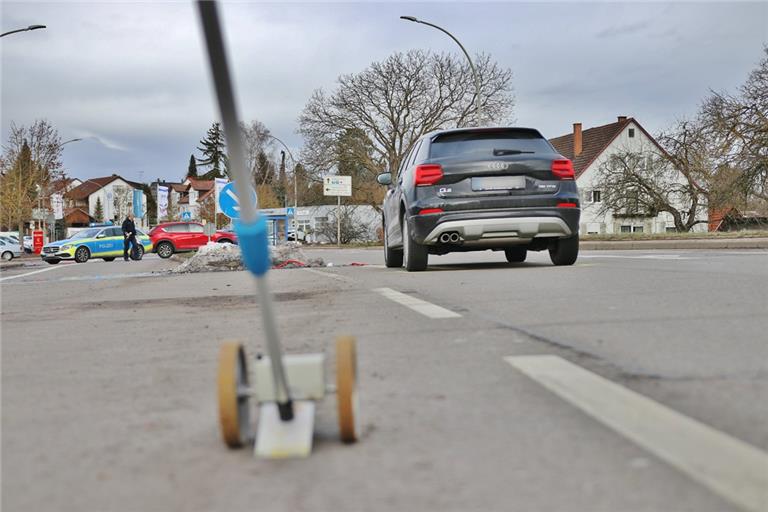 In der Weissacher Straße in Backnang ist es am Donnerstagmorgen zu einem schweren Unfall gekommen. Foto: 7aktuell/K. Lermer