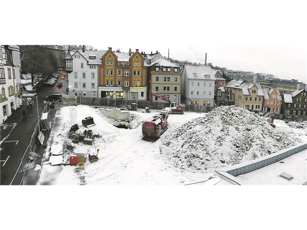 Fehlende Deponiekapazitäten verzögern Abriss In der Zeit zwischen den Jahren ruhte die Baustelle. Geht es nach der Vorstellung des Bauträgers, sollen die restlichen Abräumarbeiten nun zügig über die Bühne gehen. Mitte des Jahres soll der eigentliche Hochbau beginnen. Fotos: R. Schütz
