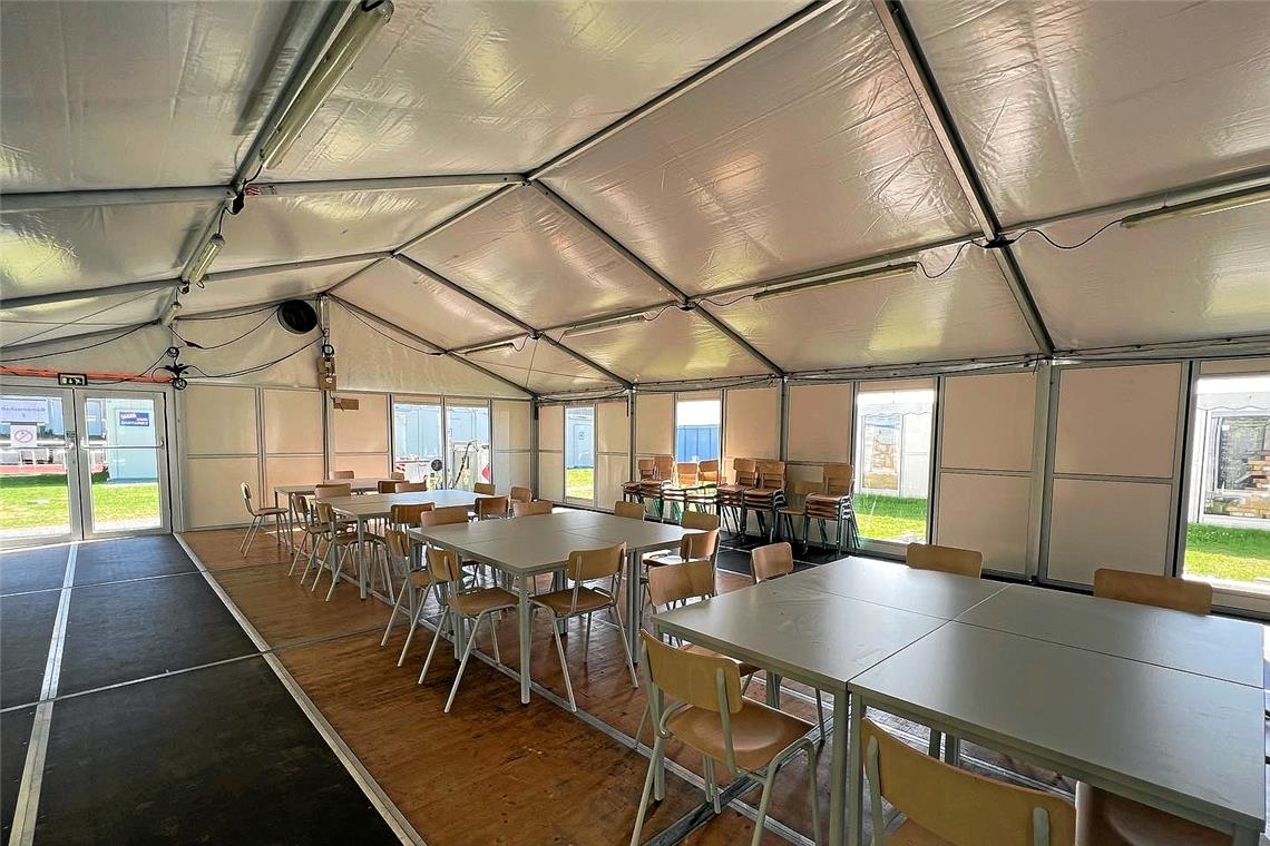 Städte klagen angesichts steigender Flüchtlingszahlen In der Zeltstadt am Backnanger Berufsschulzentrum ist Platz für bis zu 450 Menschen. Es gibt ein Zelt für den Essbereich. Fotos: Landratsamt