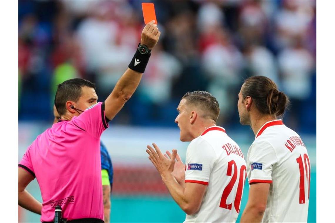 Frust-Start für Lewandowski - Polen unterliegt Slowakei In der zweiten Halbzeit sah der Pole Grzegorz Krychowiak (r) die Gelb-Rote Karte. Foto: Igor Russak/dpa