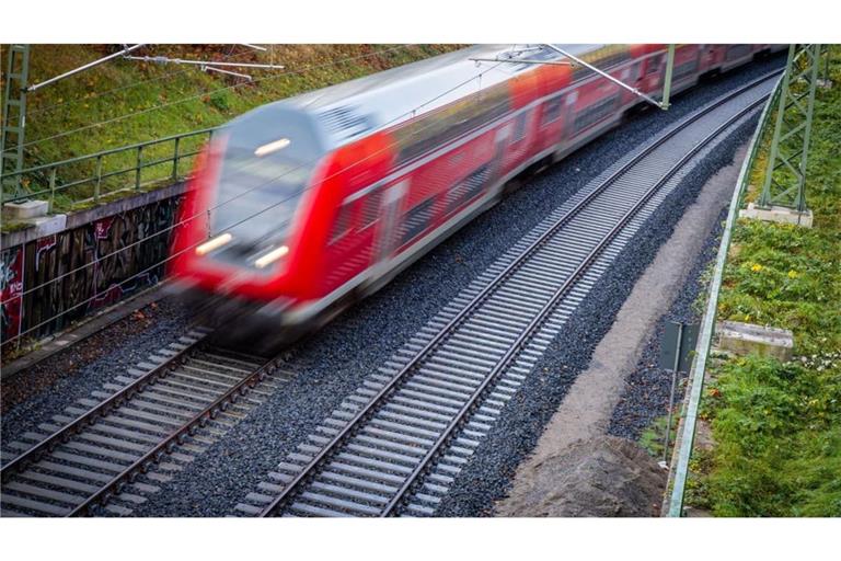 In Deutschland fahren Regional-, Fern- und Güterzüge über ein Netz. In den vergangenen Jahren wurde das Netz immer voller. Auch das ist ein Problem, weshalb es so viel Unpünktlichkeit gibt.