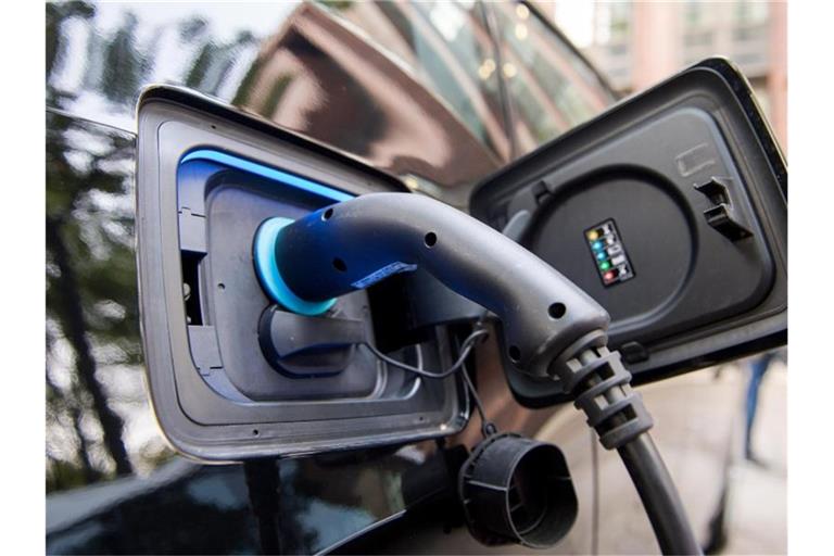 In Deutschland fehlt es bisher an Ladestationen für E-Autos. Das soll sich nun ändern. Foto: Daniel Bockwoldt/dpa