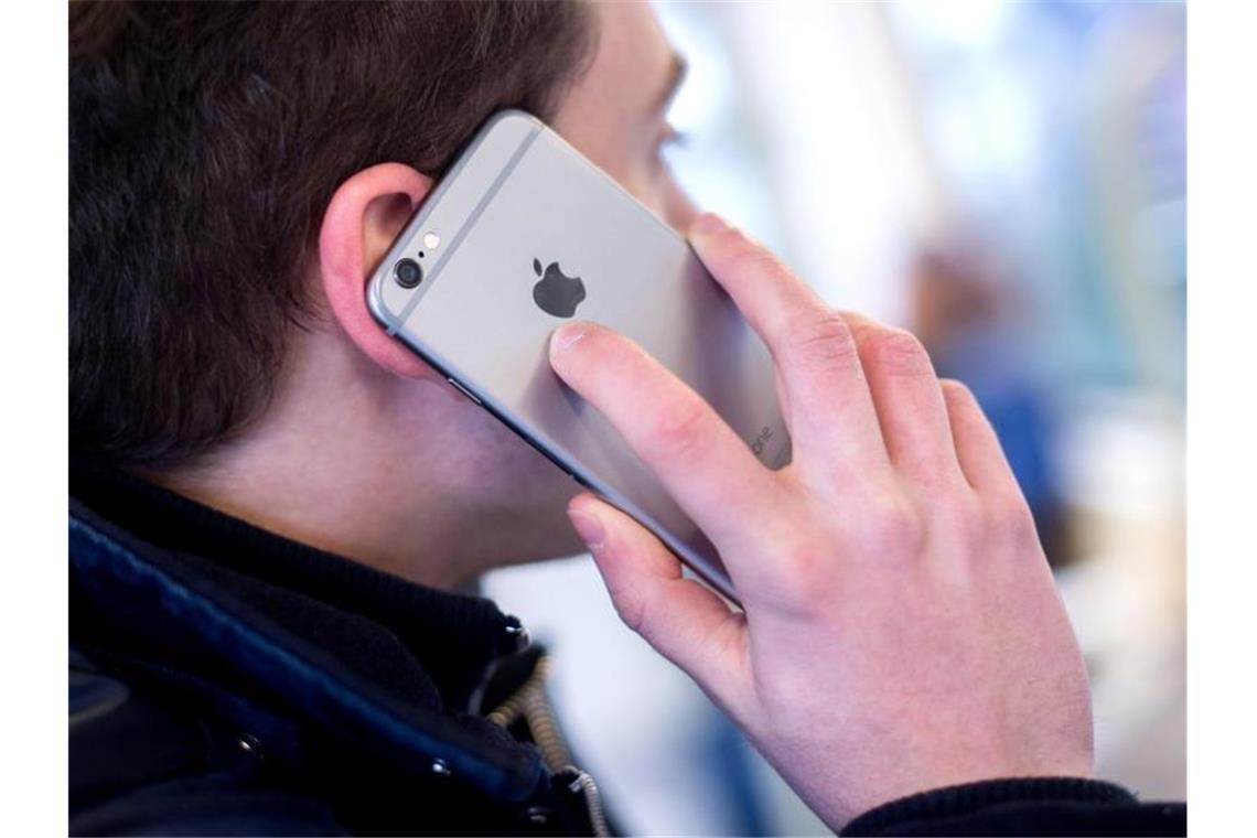 Gebühren für Telefonate ins EU-Ausland werden gedeckelt In Deutschland fielen zuletzt bis zu 1,99 Euro pro Minute für Auslandsgespräche per Handy an. Foto: Hauke-Christian Dittrich