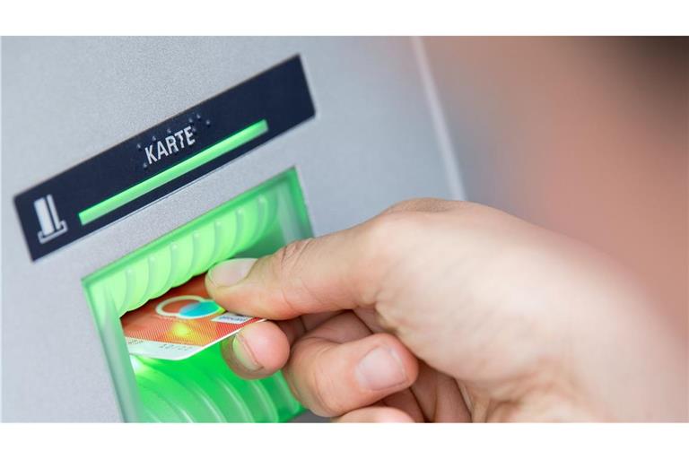 In Deutschland gibt es immer weniger Geldautomaten (Symbolbild).
