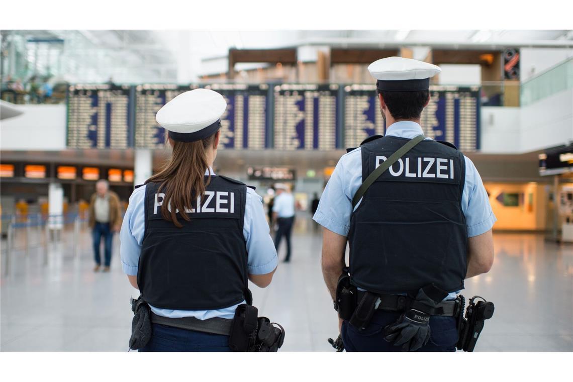 In Deutschland gibt es keinen Abgleich zwischen Bordkarte und Ausweis beim Einsteigen ins Flugzeug. (Symbolbild)