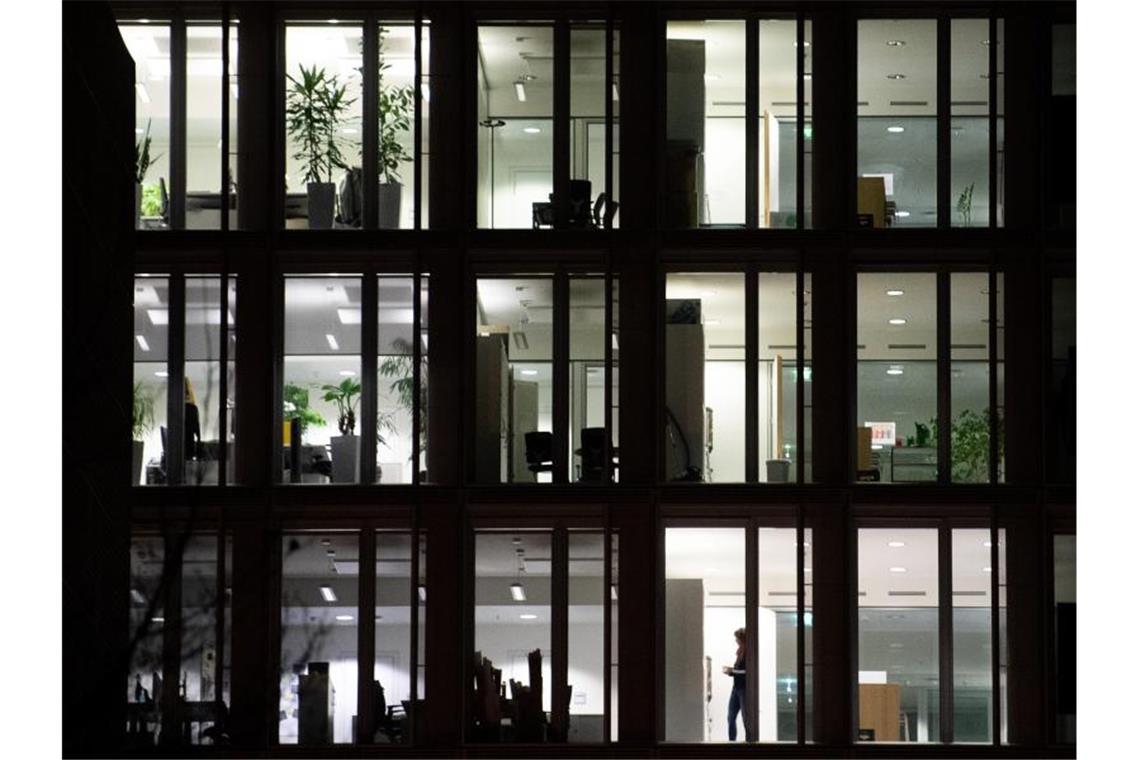 Homeoffice könnte Wohnungsmarkt beruhigen In Deutschland gibt es mehr als 350 Millionen Quadratmeter Bürofläche. Mit jedem Prozent Fläche, das umgewidmet würde, ließen sich rund 50.000 neue Wohnungen. Foto: Sebastian Gollnow/dpa