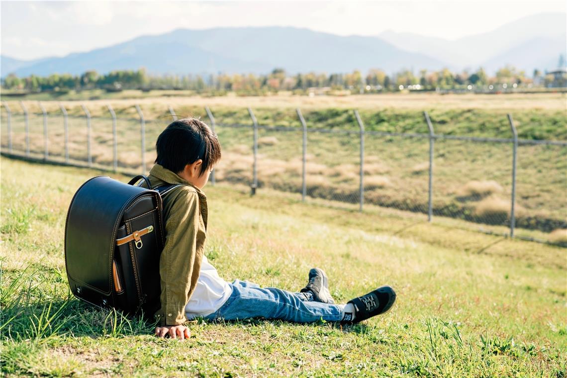 47 Eltern missachten die Schulpflicht In Deutschland gilt die Schulpflicht. Die Eltern können nicht einfach entscheiden, ihr Kind nicht mehr in den Unterricht zu schicken. Und die Kinder dürfen ebenfalls nicht den Unterricht schwänzen. Eine Befreiung gibt es nur mit einem gültigen Attest. Foto: Adobe Stock/buritora