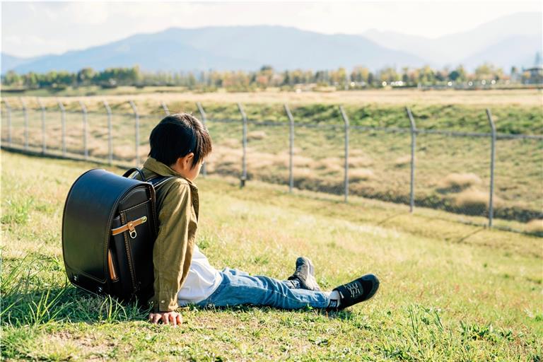 In Deutschland gilt die Schulpflicht. Die Eltern können nicht einfach entscheiden, ihr Kind nicht mehr in den Unterricht zu schicken. Und die Kinder dürfen ebenfalls nicht den Unterricht schwänzen. Eine Befreiung gibt es nur mit einem gültigen Attest. Foto: Adobe Stock/buritora