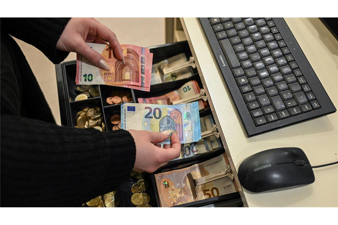 In Deutschland ist der Anteil derjenigen, die besonders häufig bar zahlen, gegen den europaweiten Trend gestiegen. (Symbolbild)