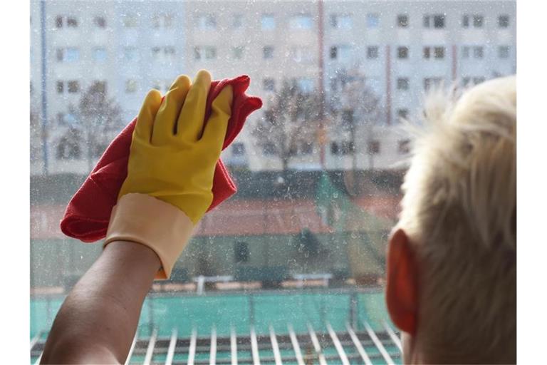 In Deutschland lassen Millionen Haushalte ihre Wohnungen und Häuser durch irregulär Beschäftigte ohne soziale Absicherung putzen. Foto: Jens Kalaene/dpa-Zentralbild/dpa