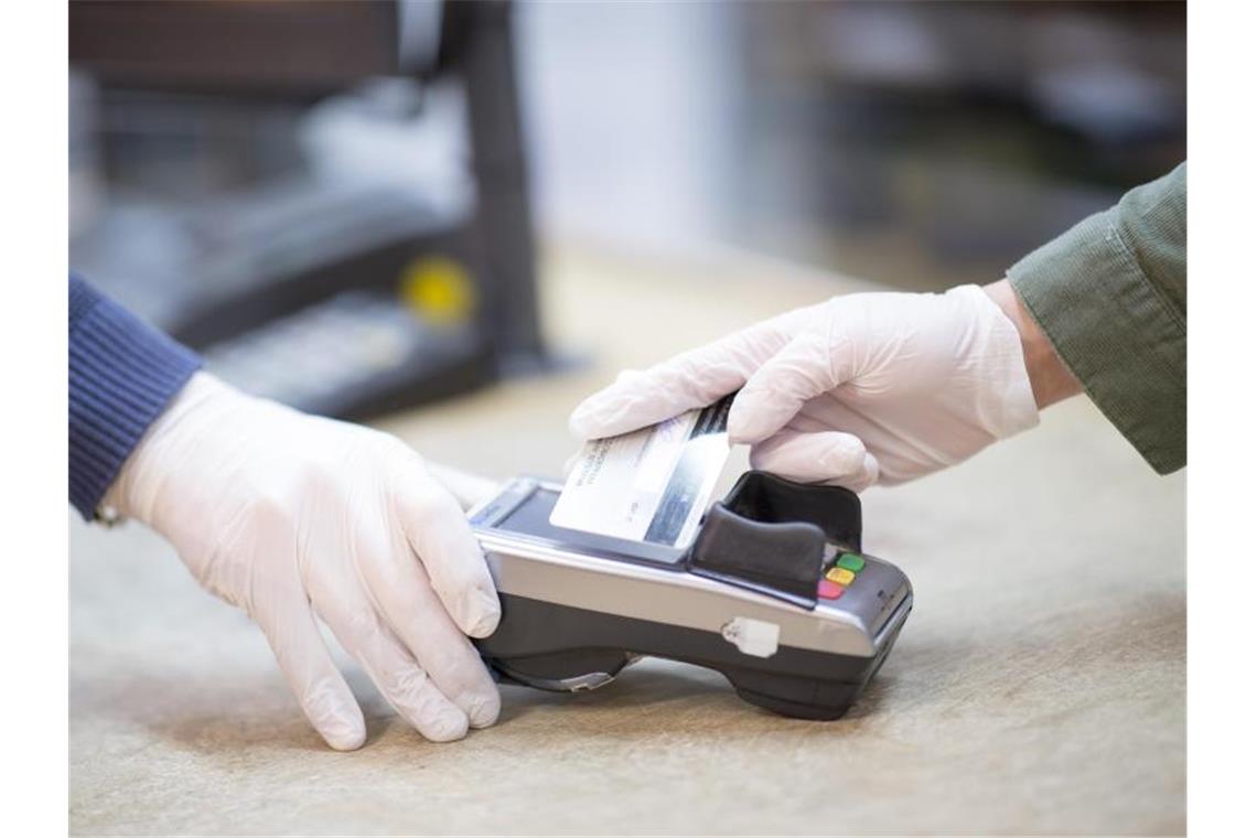 Immer mehr Verbraucher bezahlen ohne Bargeld In Deutschland setzen 66 Prozent der Befragten vor allem Bargeld ein, im Vorjahr waren es noch 75 Prozent. Foto: Georg Wenzel/dpa