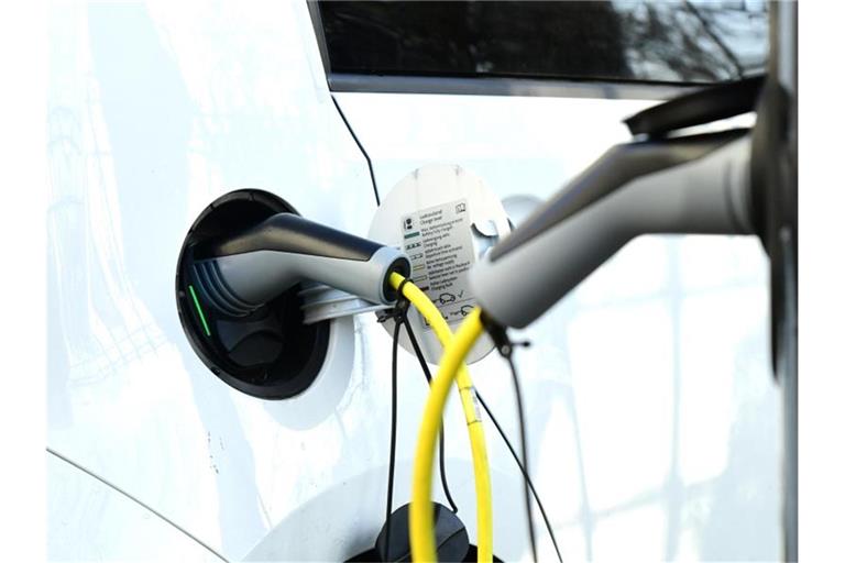 In Deutschland sind im Schnitt 1,1 Prozent der gemeldeten Pkw E-Autos. Der Anteil hat zuletzt deutlich zugenommen. Foto: Ian West/PA Wire/dpa/Symbolbild