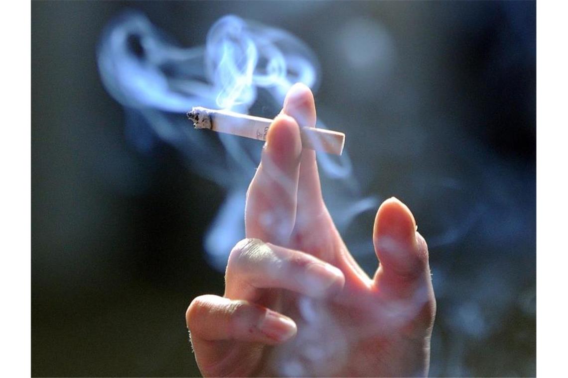 Steuereinnahmen durch Raucher im zweiten Quartal gesunken In Deutschland werden weniger Zigaretten geraucht. Foto: Jens Kalaene/zb
