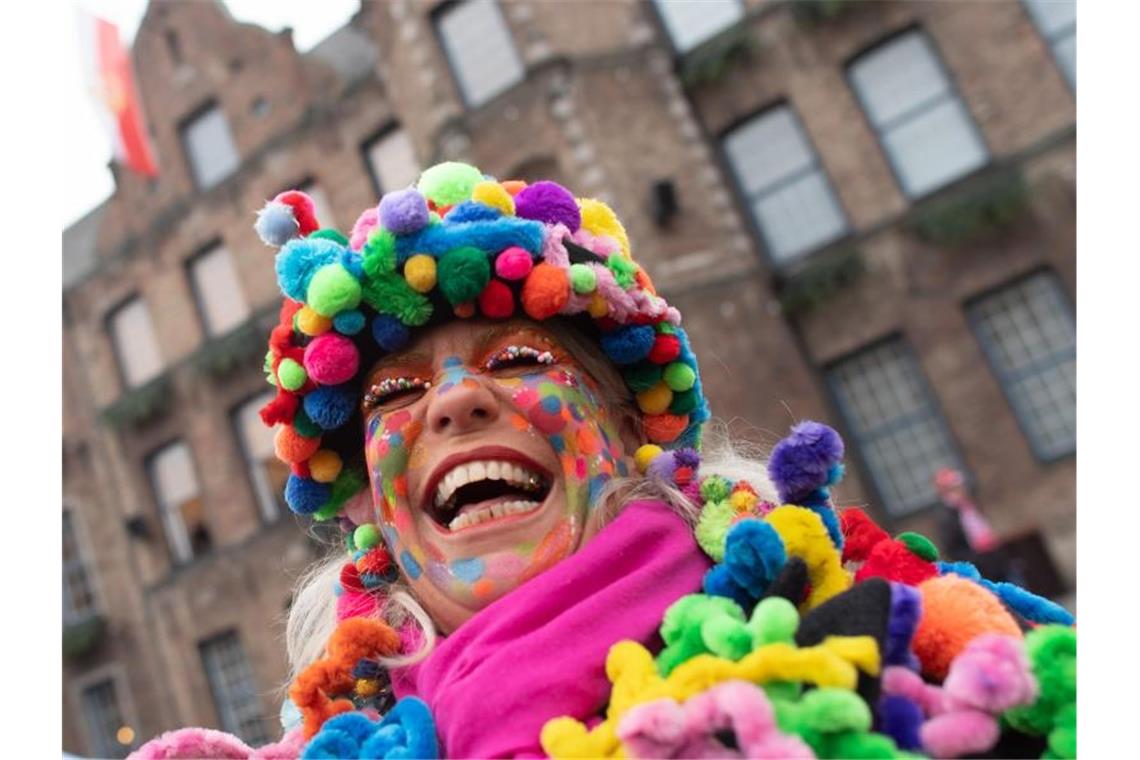 In Deutschlands Karnevalshochburgen hat um 11.11 Uhr die närrische Zeit begonnen. Foto: Federico Gambarini/dpa