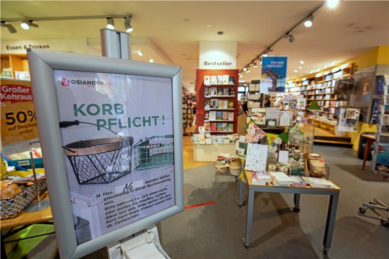 In die Buchhandlung Osiander in Backnang dürfen 16 Personen gleichzeitig. Jeder Kunde muss am Eingang einen Korb mitnehmen. Foto: A. Becher
