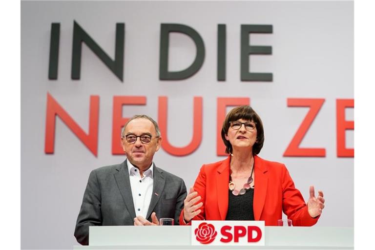 „In die neue Zeit“: Die neue Parteispitze der SPD auf dem Parteitag in Berlin. Foto: Kay Nietfeld/dpa