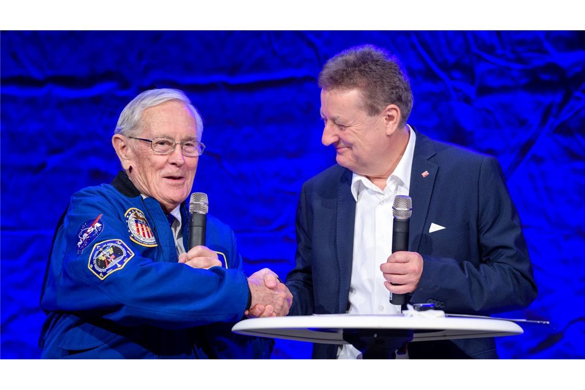 Insel des Wissens: Deutsches Museum wird 100 In die Raumfahrtausstellung kommen immer wieder Astronauten - hier Charlie Duke aus den USA mit Museumschef Wolfgang Heckl. (Archivbild)